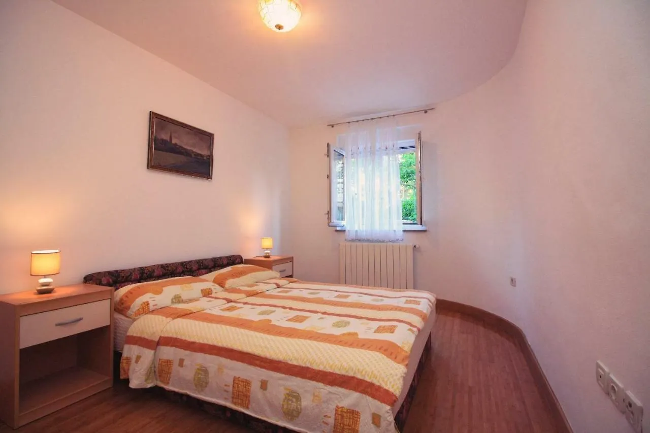 Apartments Lara Pula 0*,  Croatia
