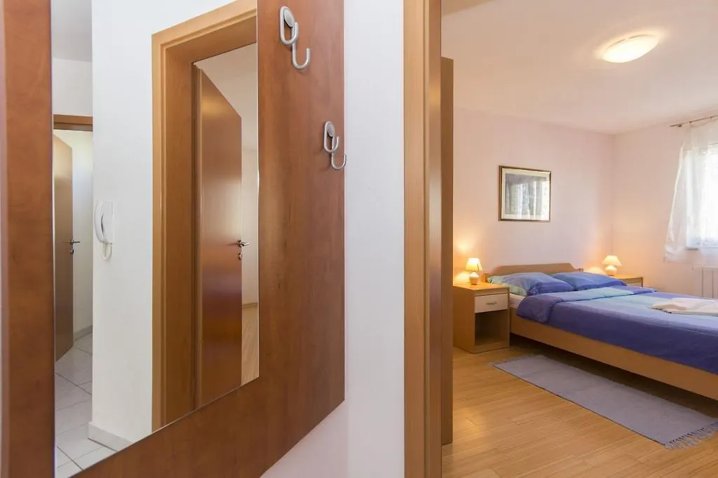 Apartments Lara Pula 0*,
