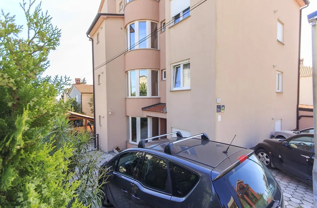 Apartments Lara Pula 0*,  Croatia