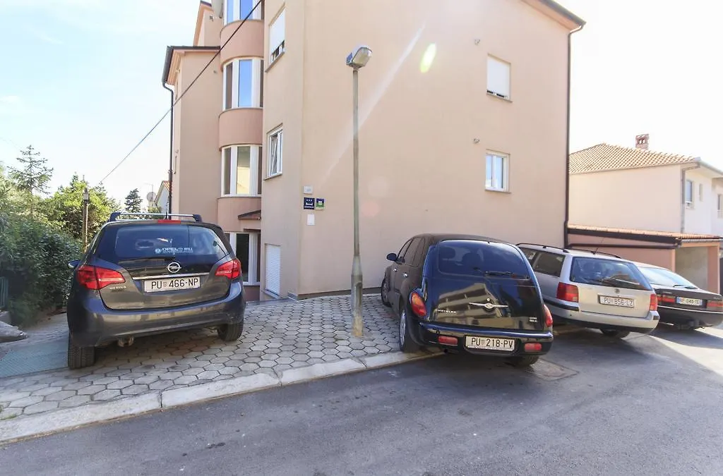 Apartments Lara Pula 0*,